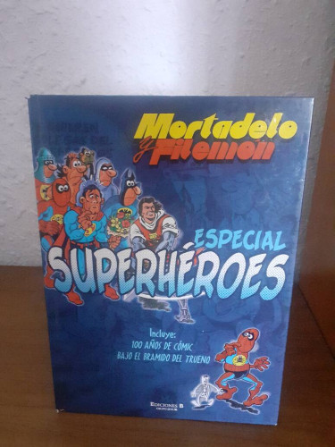 Portada del libro de MORTADELO Y FILEMON ESPECIAL SUPERHEROES