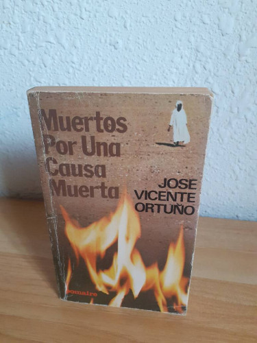 Portada del libro de MUERTOS POR UNA CAUSA MUERTA