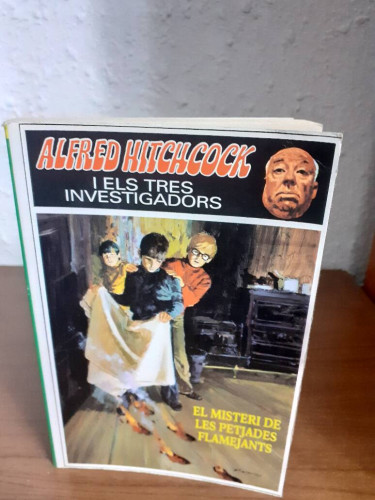 Portada del libro de EL MISTERI DE LES PETJADES FLAMEJANTS