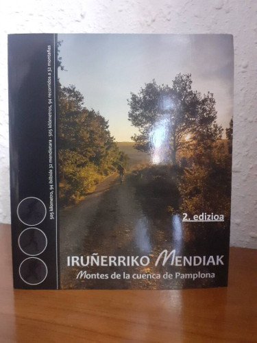 Portada del libro de IRUÑERRIKO MENDIAK MONTES DE LA CUENCA DE PAMPLONA