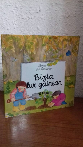 Portada del libro de BIZIA LUR GAINEAN