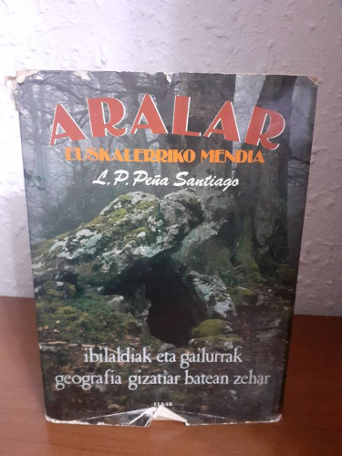 Portada del libro ARALAR EUSKALERRIKO MENDIA IBILALDIAK ETAGAILURRAK GEOGRAFIA GIZATIAR BATEAN ZEHAR