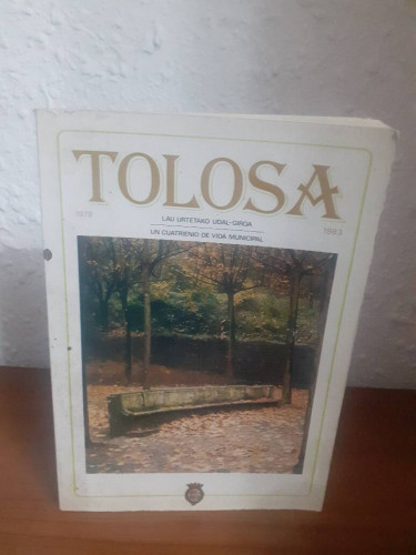 Portada del libro de TOLOSA LAU URTETAKO UDAL GIROA UN CUATRIENIO DE VIDA MUNICIPAL 1979 1983