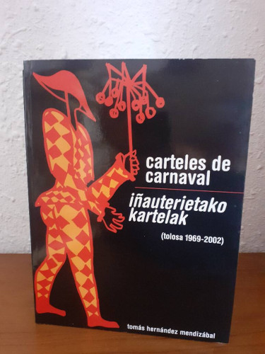 Portada del libro de CARTELES DE CARNAVAL // IÑAUTERIETAKO KARTELAK TOLOSA 1969 2002