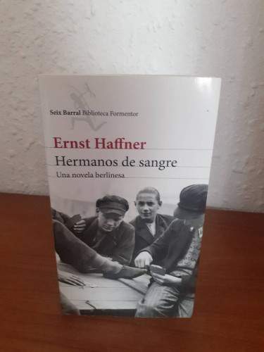 Portada del libro de HERMANOS DE SANGRE UNA NOVELA BERLINESA