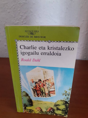 Portada del libro de CHARLIE ETA KRISTALEZKO IGOGAILU ERRALDOIA