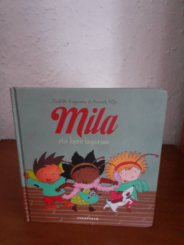 Portada del libro de MILA ETA BERE LAGUNAK