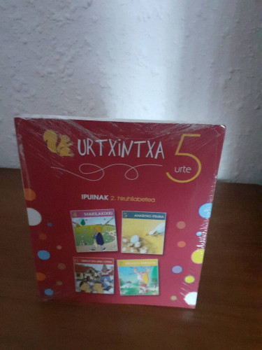 Portada del libro de IPUINAK 2 HIRUHILABETEA URTXINTXA 5 URTE