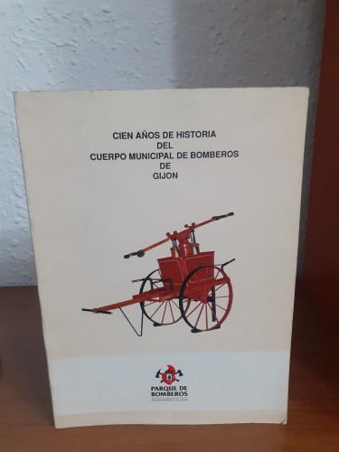 Portada del libro de Cien años de historia del cuerpo municipal de bomberos qde Gijón