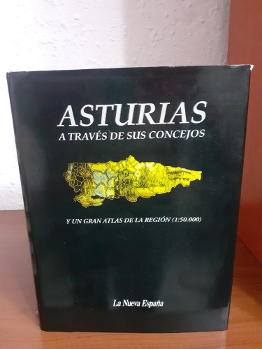 Portada del libro de Asturias a través de sus concejos y un gran atlas de la región 1:50.000