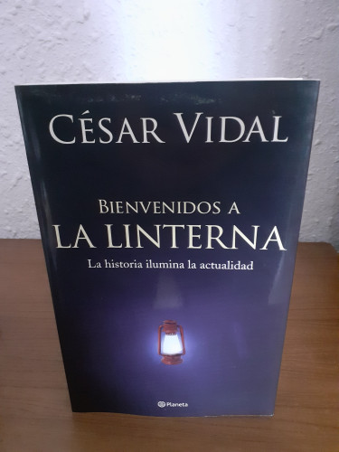 Portada del libro de Bienvenidos a la linterna La historia ilumina la actualidad