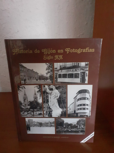 Portada del libro de Historia de Gijón en fotografías siglo XX