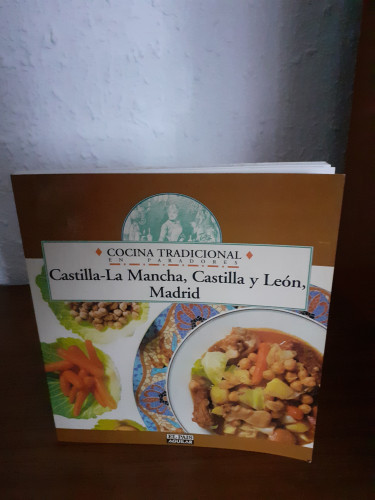 Portada del libro Cocina tradicional en paradores CASTILLA- LA MANCHA, CASTILLA Y LEÓN, MADRID