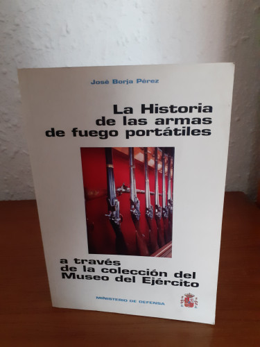 Portada del libro de LA HISTORIA DE LAS ARMAS DE FUEGO PORTÁTILES A TRAVÉS DE LA COLECCIÓN DEL MUSEO