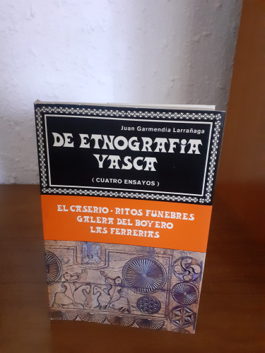 Portada del libro de De Etnografía Vasca (cuatro ensayos). El caserío, ritos fúnebres, galería del Boyero, Las Ferrerías