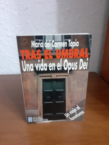 Portada del libro de Tras El Umbral  Una Vida En El Opus Dei 