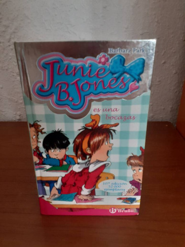 Portada del libro de JUNIE B JONES ES UNA BOCAZAS