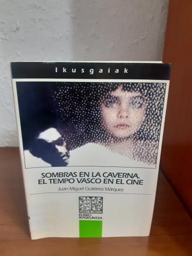 Portada del libro de Sombras en la caverna el tempo vasco en el cine