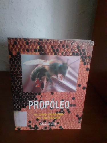 Portada del libro de Propóleo. El oro púrpura de las abejas