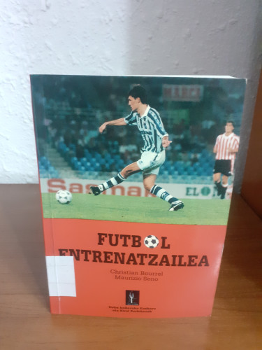 Portada del libro de Futbol entrenatzailea.