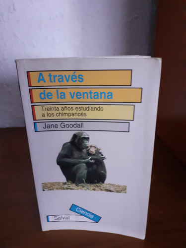 Portada del libro de A Traves de la Ventana. Treinta años estudiando a los chimpancés