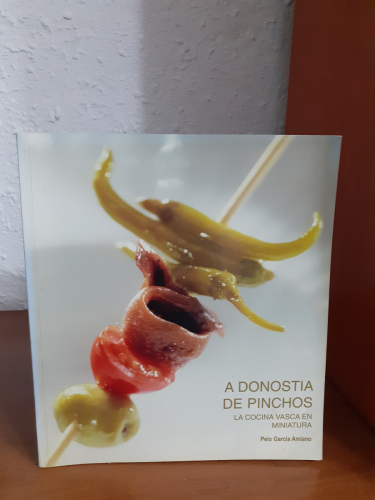 Portada del libro de A Donostia de Pinchos . la Cocina Vasca en Miniatura