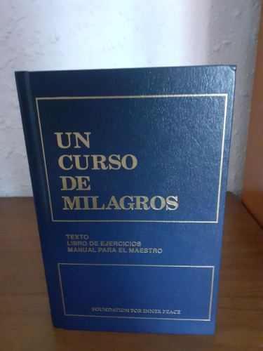 Portada del libro de UN CURSO DE MILAGROS: edicion en un solo volumen I texto, II libro de ejercicios, III manual para el...