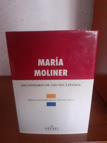 Portada del libro de Diccionario uso español (edición abreviada por la Editorial Gredos)