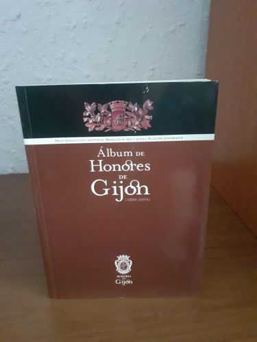Portada del libro de Álbum de honores de Gijón (1866-2004)