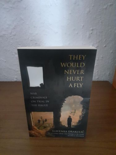 Portada del libro de THEY WOULD NEVER HURT A FLY: WAR CRIMINALS ON TRIAL IN THE HAGUE