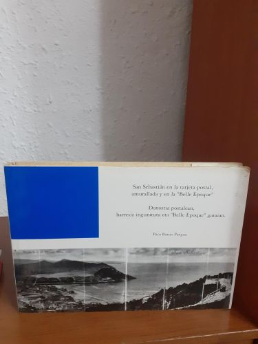 Portada del libro de San Sebastián en la tarjeta postal y en la Belle Epoque / Donsotia postalean, harresiz inguratuta eta...