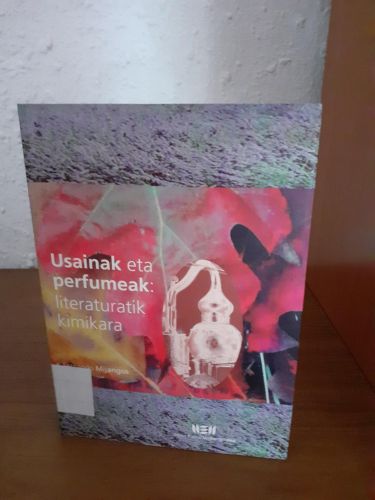 Portada del libro de Usainak eta perfumeak: literaturatik kimikara