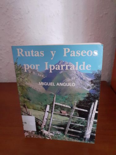 Portada del libro de Rutas y paseos por Iparralde