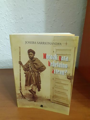 Portada del libro de Moroak gara behelaino artean?