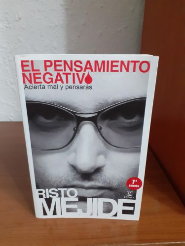 Portada del libro de El pensamiento negativo. Acierta mal y pensarás