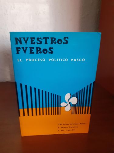 Portada del libro de Nuestros fueros. El proceso político vasco