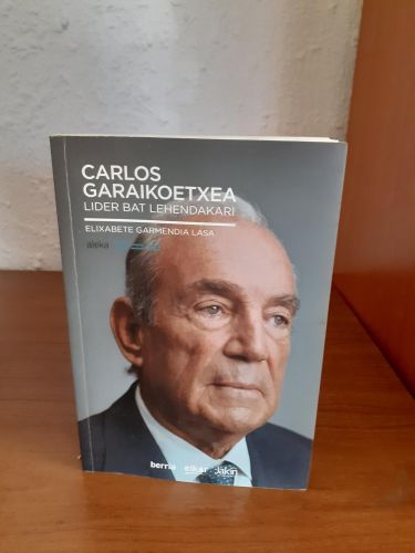 Portada del libro de Carlos Garaikoetxea, lider bat lehendakari