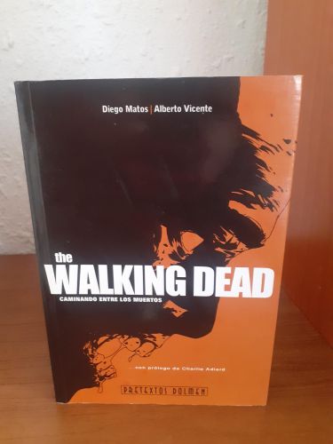 Portada del libro de The Walking Dead caminando entre los muertos
