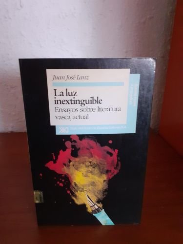 Portada del libro de La luz inextinguible, ensayos sobre literatura vasca actual
