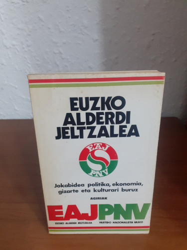 Portada del libro de EUZKO ALDERDI JELTZALEA JOKABIDEA POLITIKA EKONOMIA GIZARTE ETA KULTURARI BURUZ // PARTIDO NACIONALISTA...