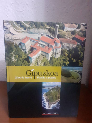 Portada del libro de GIPUZKOA HERRIZ HERRI PUEBLO A PUEBLO