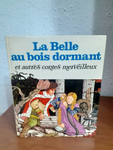 Portada del libro de LA BELLE AU BOIS DORMANT ET AUTRES CONTES MERVEILLEUX