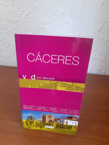 Portada del libro de CACERES VIVE Y DESCUBRE